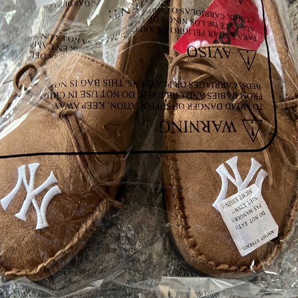 Foco New York Yankee Slippers 🆕 - Picture 3 of 4